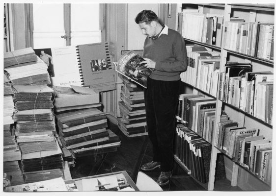 Freddy Buache dans la salle de bibliothèque de la Cinémathèque suisse, Place de la Cathédrale 12, en 1952