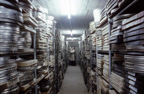 Marcel Jordan dans les dépôts de la Cinémathèque suisse de la rue de la Borde en 1978