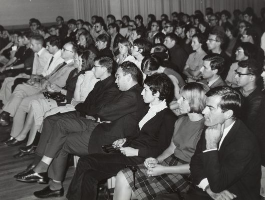 Jean Matter, François Rochat, Patricia Moraz, Aldo Calanca suivent le 5ème Congrès International du Cinéma Indépendant (CICI) à l'Aula du Collège de Béthusy, en septembre 1965