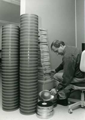 Michel Dind travaille sur les bobines du Ciné-Journal suisse dans les années 1980