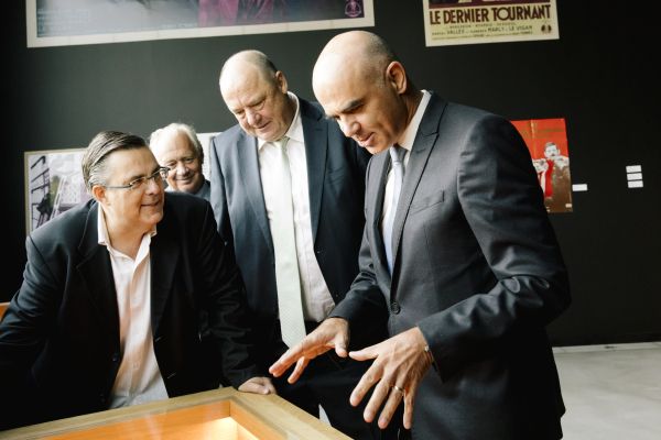 Frédéric Maire, Pierre-Henri Dumont, Jean Studer et Alain Berset dans l'espace muséal du Centre de recherche et d'archivage de la Cinémathèque suisse à Penthaz, lors de l'inauguration des nouveaux bâtiments en 2019