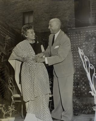 Gloria Swanson et René Hubert à New York en 1953. Photo par Fred Stein