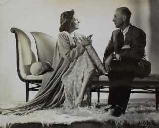 Gloria Swanson et René Hubert lors du tournage du film "Music in the Air" (Joe May, 1934), costumes par R. Hubert. Photo par Ernest A. Bachrach