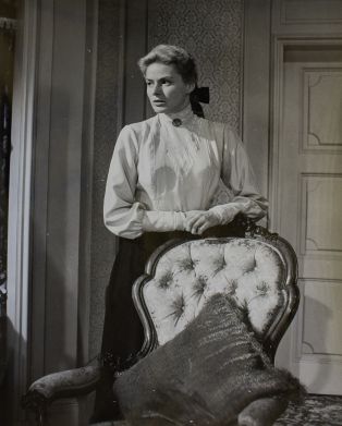 Photo des essais pour les costumes préparés par René Hubert pour le personnage d'Ingrid Bergman dans le film "Anastasia" (Anatoli Litvak, 1956) à Paris, en 1956