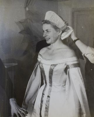 Photo des essais pour une robe préparée par René Hubert pour le personnage d'Ingrid Bergman dans le film 