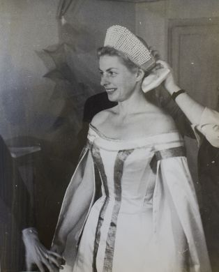 Photo des essais pour une robe préparée par René Hubert pour le personnage d'Ingrid Bergman dans le film "Anastasia" (Anatoli Litvak, 1956) à Paris, en 1956