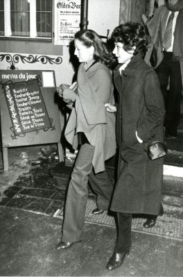 Doris Brynner et Audrey Hepburn à Tolochenaz en 1979. Photo par Agence Angeli