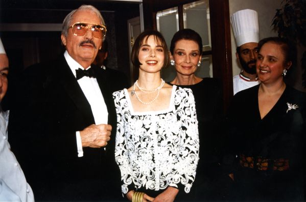 Gregory Peck, Isabelle Rossellini et Audrey Hepburn lors du gala organisé par l'UNICEF pour honorer Hepburn à New York, le 6 mars 1991. Photo : Rick Maiman/Sygma