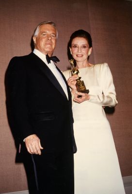 Audrey Hepburn et George Peppard lors des 47e Golden Globe Awards à Los Angeles, le 20 janvier 1990, où Hepburn reçoit le prix spécial Cecil B. De Mille pour l'ensemble de sa carrière. Photo : Frank Trapper/Sygma