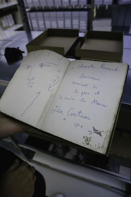 Dessin et signature de Jean Cocteau dans le livre d'autographes de Charles Reinert