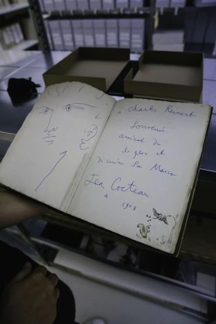 Dessin et signature de Jean Cocteau dans le livre d'autographes de Charles Reinert