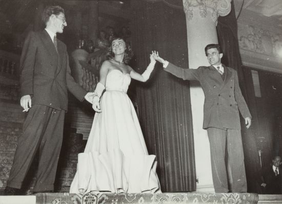 Danièle Delorme et Claude Emery au Bal d'inauguration de la Cinémathèque suisse au Lausanne Palace, le 4 novembre 1950 ; © Collection Cinémathèque Suisse, tous droits réservés