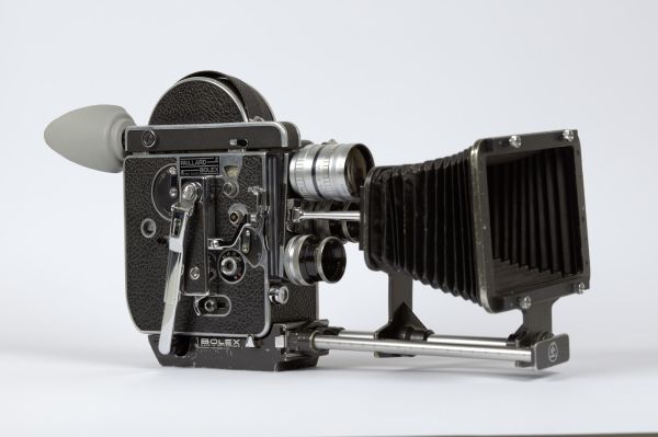 La Paillard-Bolex H16 est une caméra argentique 16 mm destinée d’abord aux amateurs, puis adoptée par les professionnels du documentaire, construite en Suisse de 1935 à 1975. Photo :  Lucas Taddei et Rebecca Rochat