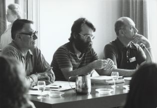 L'historien du cinéma Robert Daudelin (au milieu) lors du Symposium sur "Le cinéma indépendant et d'avant-garde à la fin du muet", La Sarraz, mai 1979