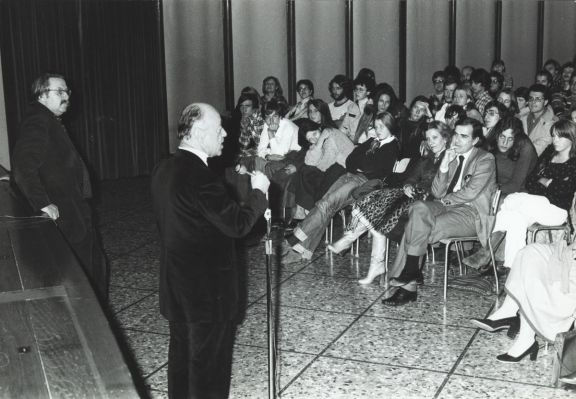 Freddy Buache et Eugène Ionesco présentent La Vase de Heinz von Cramer à la Cinémathèque suisse, le 8 novembre 1978
