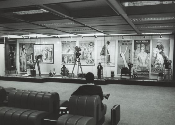 Exposition à l'aéroport de Kloten, organisée en collaboration entre la Cinémathèque suisse et la Swissair