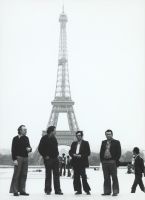 L'équipe de la Cinémathèque suisse devant la Tour Eiffel ...