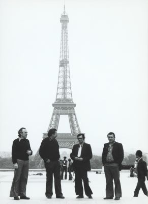 L'équipe de la Cinémathèque suisse devant la Tour Eiffel en 1977. De gauche à droite : René Favre, Freddy Buache, Roland Rime, Marcel Jordan. Photo par André Chevailler