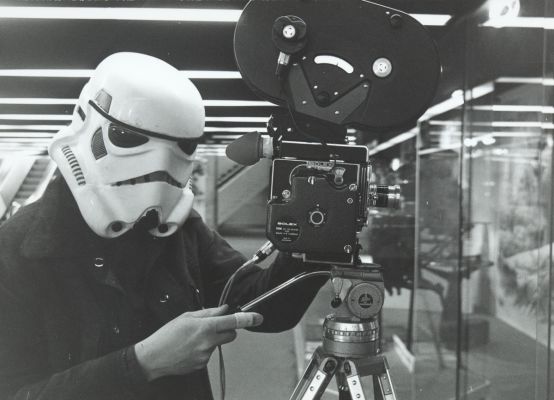 Un Storm Trooper avec une caméra Bolex, lors de l'exposition organisée par la Cinémathèque suisse au nouveau couloir souterrain de Saint-François, en avril-mai 1980