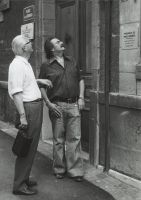 Einar Lauritzen et Freddy Buache, devant les bureaux de l...