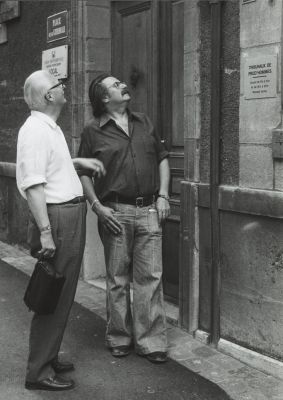 Einar Lauritzen et Freddy Buache, devant les bureaux de la Cinémathèque suisse, Place de la Cathédrale 12, en été 1976