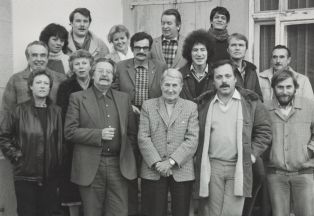 L'équipe de la Cinémathèque suisse autour du cinéaste Claude Autant-Lara devant le Casino de Montbenon, décembre 1981