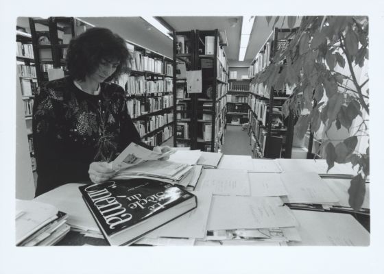 Nadia Roch à la Bibliothèque de la Cinémathèque suisse à Montbenon, années 1990. Photo : Olivier Gisiger
