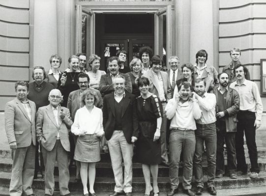 L'équipe de la Cinémathèque suisse pose devant le Casino de Montbenon en 1981