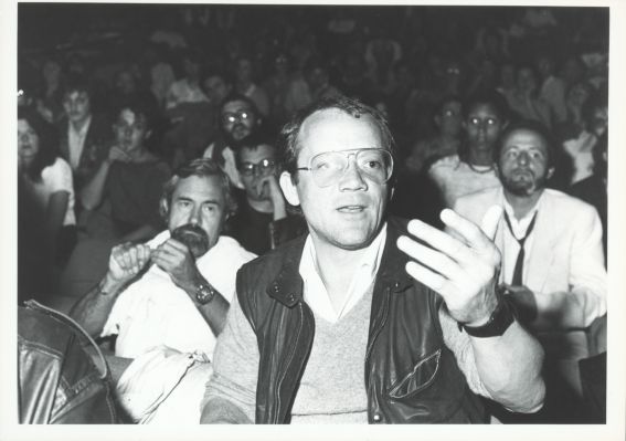 Le producteur Edi Hubschmid lors du grand débat sur le cinéma suisse, Lausanne, 1984. Photo : Philippe Maeder