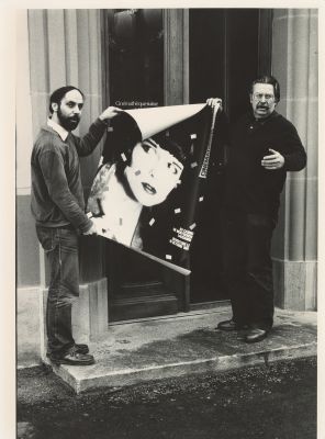 André Chevailler et Freddy Buache avec l'affiche de l'inauguration des locaux de la Cinémathèque suisse au Casino de Montbenon (1981)