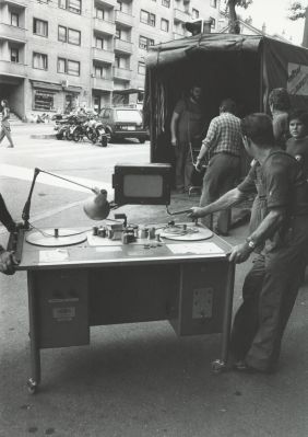 Déménagement d'appareils au dépôt de la Cinémathèque suisse de la rue de la Borde au centre de Lausanne en 1981