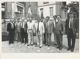 Le gouvernement suisse, in corpore autour de M. Jean-Pascal Delamuraz, Président de la Confédération, visite la Cinémathèque suisse, le 29 juin 1989. Photo : Agence A.I.R., Hélène Tobler
