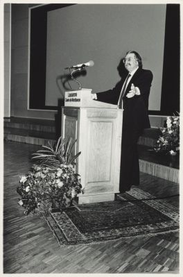 Freddy Buache lors de son discours d'inauguration du nouveau siège de la Cinémathèque suisse au Casino de Montbenon, le 19 octobre 1981. Photo : Ariel Magos
