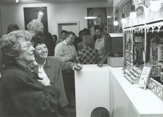 Les visiteurs et visiteuses découvrent les collections Non-Film de la Cinémathèque suisse lors de la fête pour le 50ème anniversaire de l'institution au Casino de Montbenon (1998). En arrière-plan : Jean-François Vulliemin et Pierre-Luc Schnyder