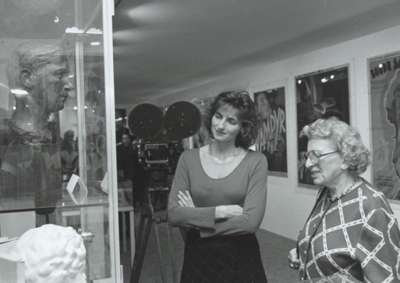 Nadia Roch accompagne une amie de la Cinémathèque suisse dans sa découverte des riches collections de l'institution lors de la fête pour le 50ème anniversaire de celle-ci au Casino de Montbenon (1981)