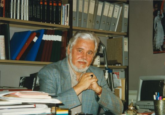 Hervé Dumont, nommé directeur de la Cinémathèque suisse en 1996, dans son bureau