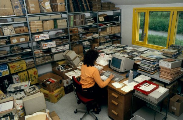 Bureau dans le Centre d'archivage à Penthaz en 1998