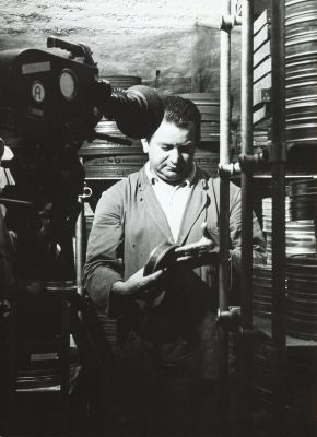 Marcel Jordan aux dépôts de la Cinémathèque suisse lors du tournage d'une émission pour la télévision zurichoise dans les années 1970. Photo par André Chevailler