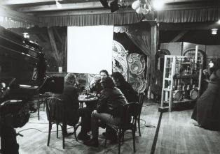 Freddy Buache réunit en 1973 quelques amis de la Cinémathèque suisse pour l'émission "Plateau libre" de la télévision romande, sous la direction de Jo Excoffier et Michel Dami