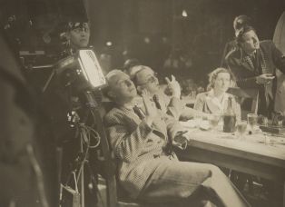 Douglas Sirk lors du tournage du film "Das Holfkonzert" (1936)