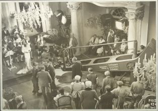 Photographie de tournage du film "Das Hofkonzert" (1936), avec Douglas Sirk au centre, devant la grue