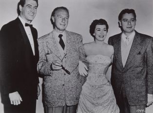 Rock Hudson, Douglas Sirk, Jane Wyman et Ross Hunter en promotion de leur film "Le Secret magnifique" ("Magnificent Obsession", 1954)