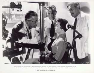 Photographie de presse du film "Le Secret magnifique" ("Magnificent Obsession", 1954)