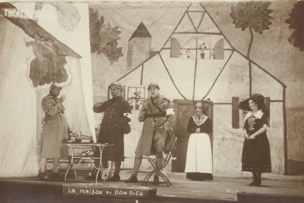Michel Simon sur la scène du théâtre, lors de la représentation de la pièce d'Edmond Fleg, 