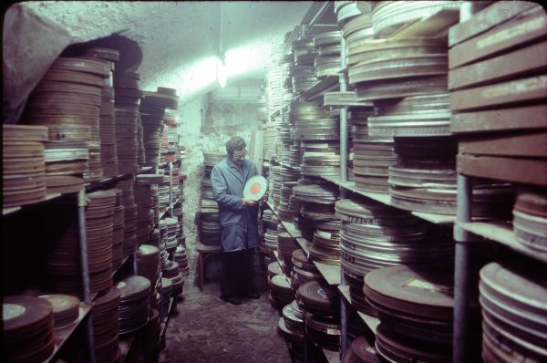 Roland Rime dans le dépôt de la Cinémathèque suisse dans les anciennes écuries du Parc de Mon-Repos en 1979