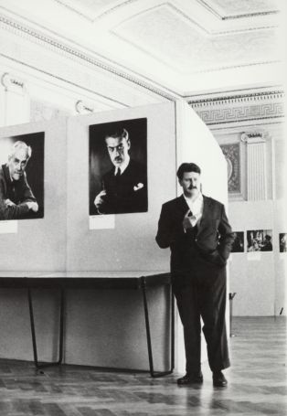 Freddy Buache à l'exposition photographique sur la "Cinématographie suédoise" à Locarno en 1959