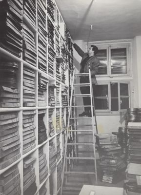 Marcel Jordan aux dépôts de la Cinémathèque suisse à Mon-Repos en 1961