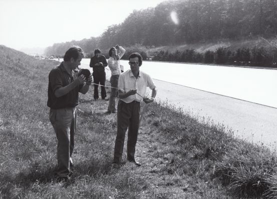Marcel Jordan et Roland Rime lors du déménagement du Fonds Ciné-Journal suisse en 1975