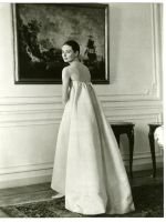 Audrey Hepburn teste une robe préparée pour elle par Hube...