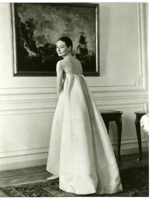 Audrey Hepburn teste une robe préparée pour elle par Hubert de Givenchy, à Rome, en 1958. Photo News-Press Lutetia